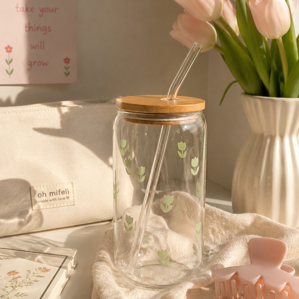 Tulip Trinkglas in Salbei Grün mit Bambusdeckel und Glasstrohhalm auf hellem Hintergrund