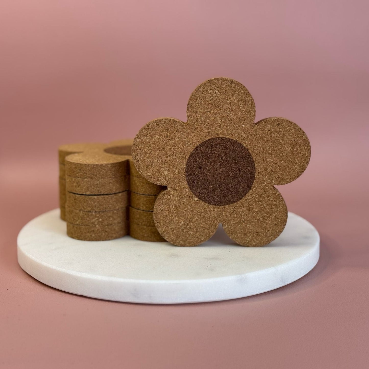 Blumenförmiger Korkuntersetzer – nachhaltiger Untersetzer aus Naturkork in Blumenform, ideal für Gläser, Tassen oder kleine Vasen, stilvoll & umweltfreundlich