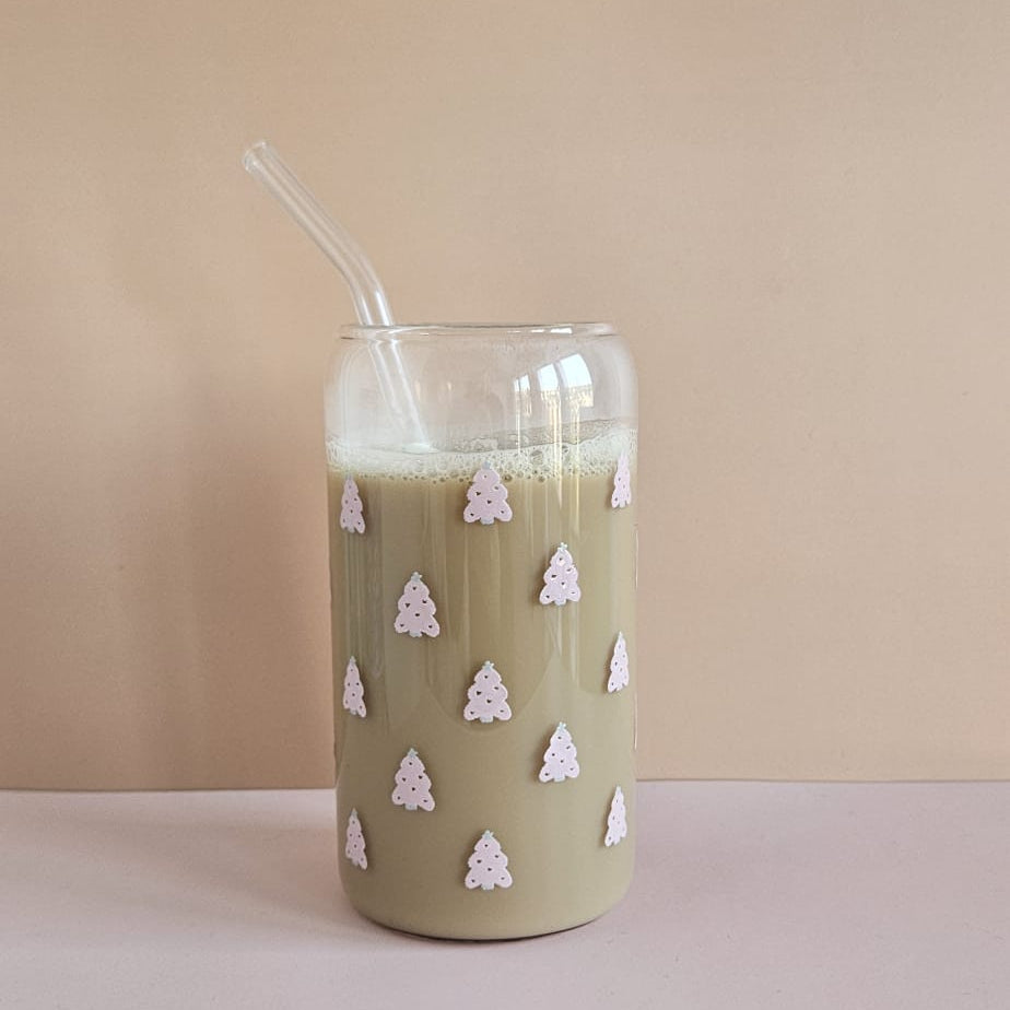 Trinkglas mit pastellfarbenen Weihnachtsbäumchen und Bambusdeckel – festliches Christmas-Design