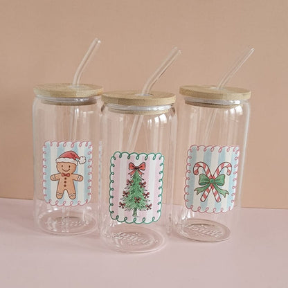 Trinkglas „Schleifen-Weihnachtsbaum“ mit UV-DTF Druck, Bambusdeckel und Glasstrohhalm, 500 ml – festliches Weihnachtsdesign