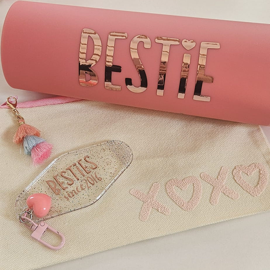Cremefarbene Kosmetiktasche mit Friends Forever Design als Geschenk für beste Freundin und Self Care Accessoire.