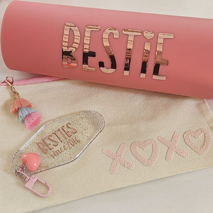 Cremefarbene Kosmetiktasche mit Friends Forever Design als Geschenk für beste Freundin und Self Care Accessoire.