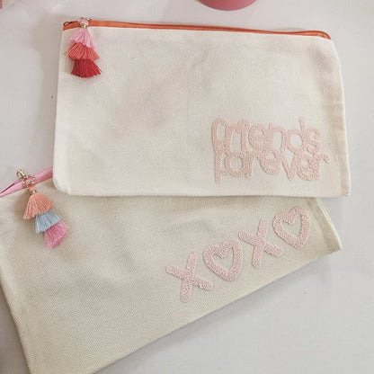 Cremefarbene Kosmetiktasche mit Friends Forever Design als Geschenk für beste Freundin und Self Care Accessoire.