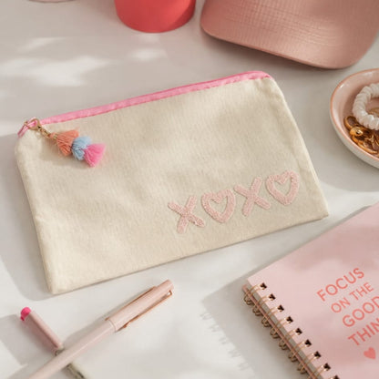 Cremefarbene Kosmetiktasche mit Friends Forever Design als Geschenk für beste Freundin und Self Care Accessoire.