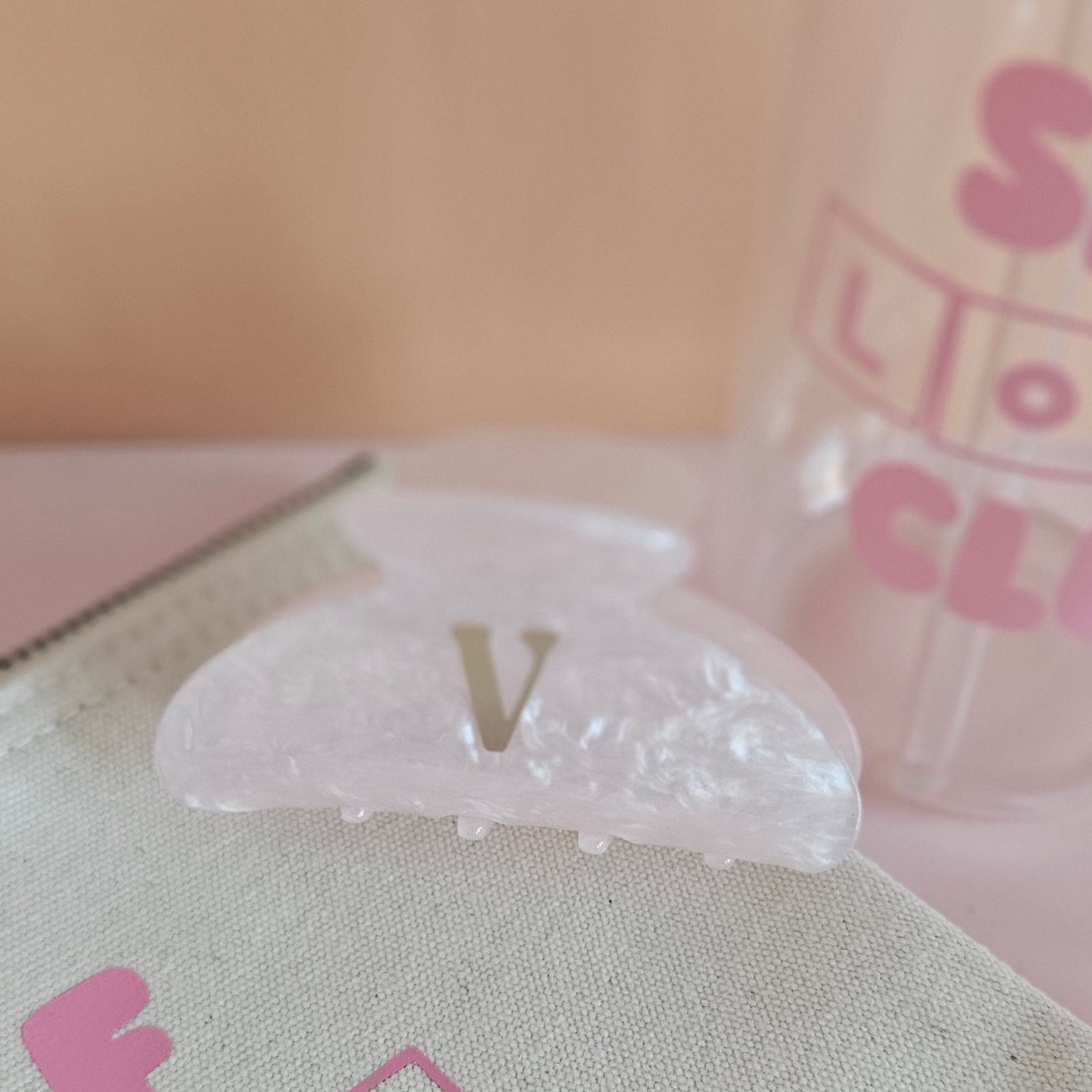 Personalisierte Haarklammer aus Acryl mit Buchstabe – Self Love Club Accessoire in Rosa