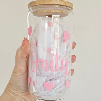 Personalisiertes Iced Coffee Glas mit Namen und rosa Herzdesign, Trinkglas mit Bambusdeckel und Glasstrohhalm, Geschenkidee für Frauen