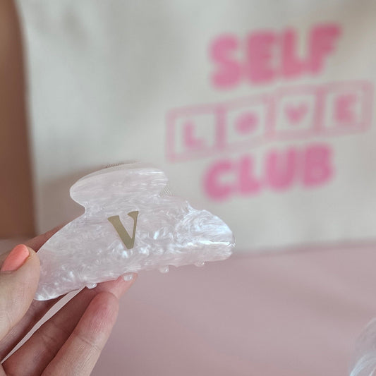 Personalisierte Haarklammer aus Acryl mit Buchstabe – Self Love Club Accessoire in Rosa