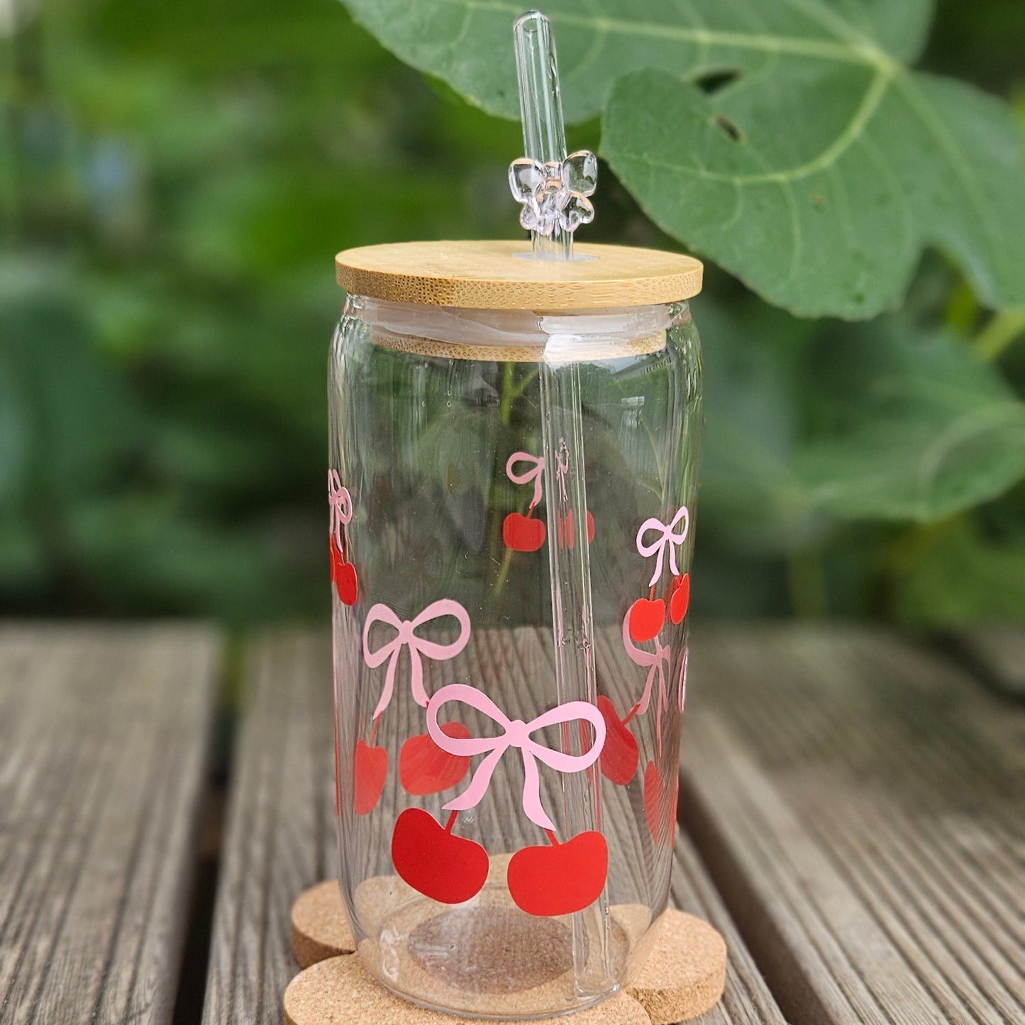 Trinkglas mit Kirschmotiv und Schleifen, Glasstrohhalm und personalisiertem Namen – ideal für kalte Sommergetränke