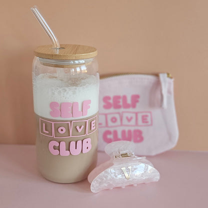 Self Love Club Geschenkset mit Trinkglas, pastellfarbenem Täschchen und personalisierter Haarspange