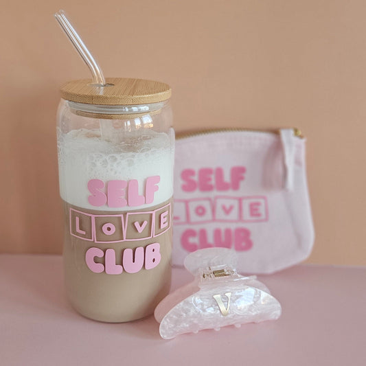 Self Love Club Geschenkset mit Trinkglas, pastellfarbenem Täschchen und personalisierter Haarspange